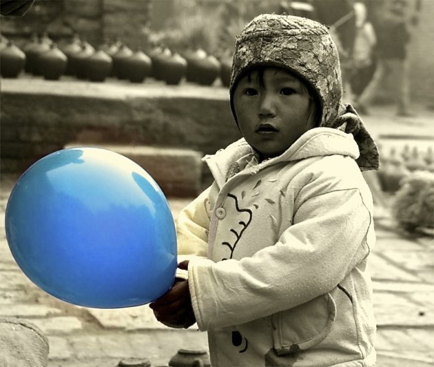 kind met ballon