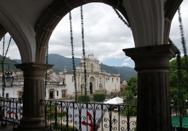Kijk op het dakterras van de familie Popenoe in Antigua Guatemala