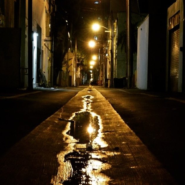 na regen komt ......de avond....een verlaten straat in Miami Beach