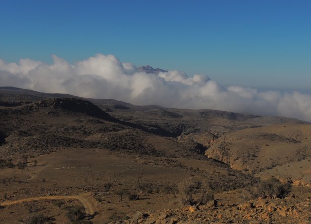 Jebel Shams in de wolken. 