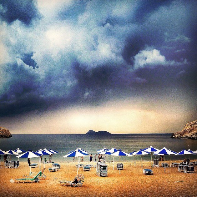 Slecht weer op komst op het strand van Matala op Kreta