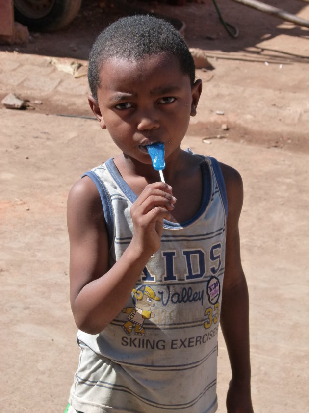 Ernstige jongen in Antananarivo