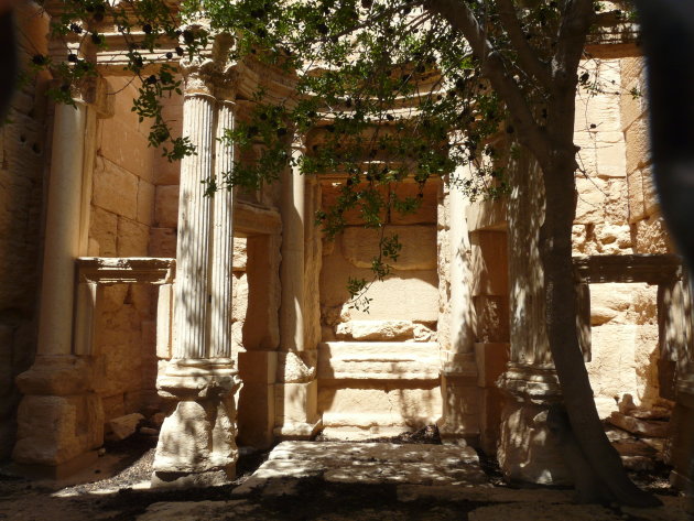 Interieur van de verwoeste Baal Shamin tempel