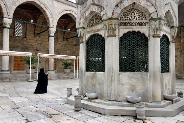 Op de binnenplaats van de Yeni Cami