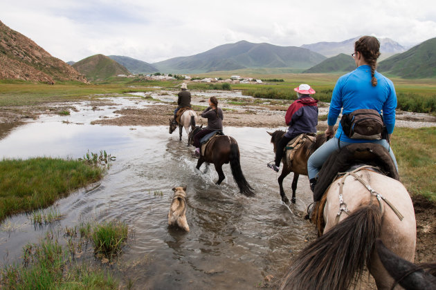 Kirgizië door kruisen te paard 