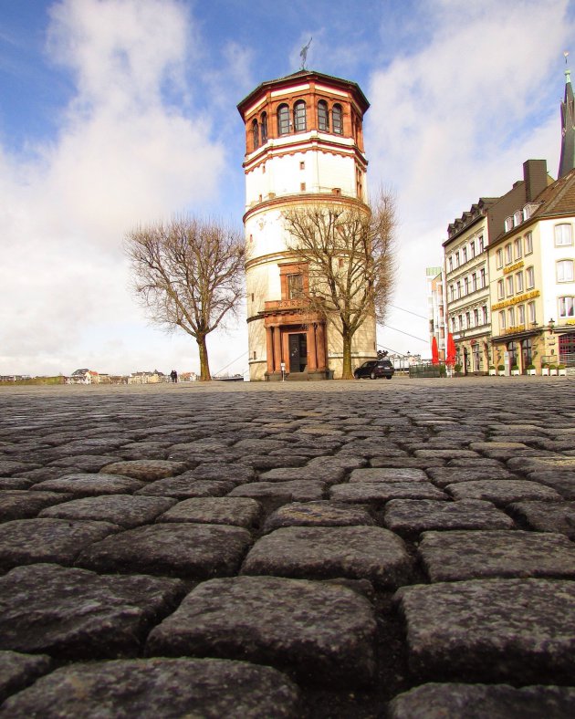 mooi torentje op de Rijnpromenade in Düsseldorf