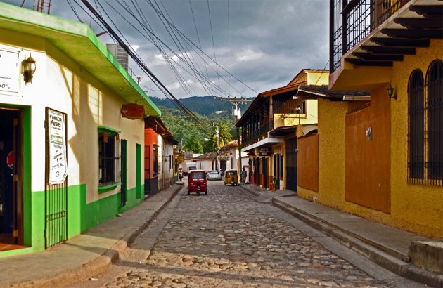 Kleurrijk straatje in Copán Ruinas