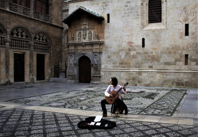 De gitarist bij de kathedraal