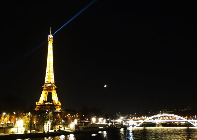 De Eiffeltoren, de maan en de Seine