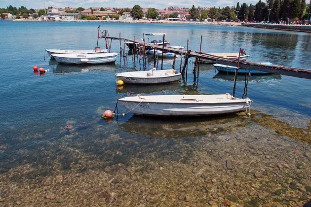 Helder, blauw water van Istrie