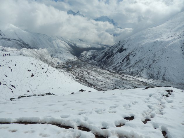 Door de sneeuw van de Himalaya