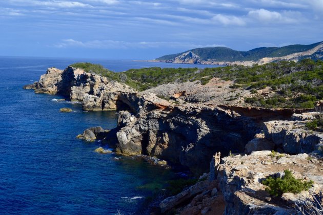 Faro des Moscarter; uitzicht op de ongerepte, ruige kust van noord Ibiza