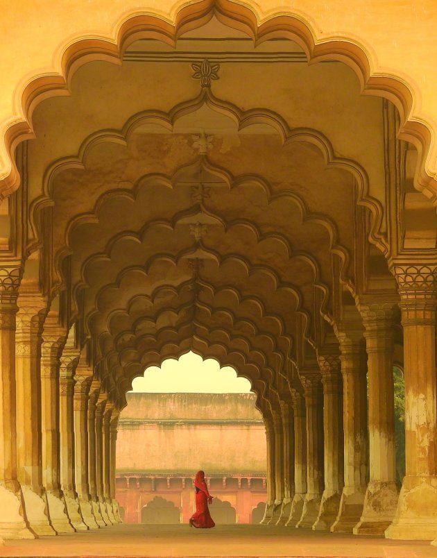 Dame in rood in Agra fort. 