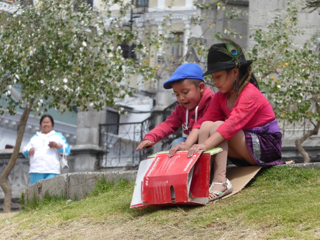 Een stuk karton geeft genoeg speelplezier in Quito