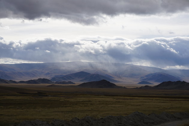 Onheilspellende wolken boven de Mongoolse steppes