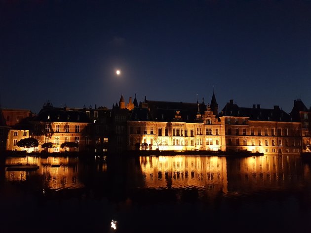 Den Haag in de avond.