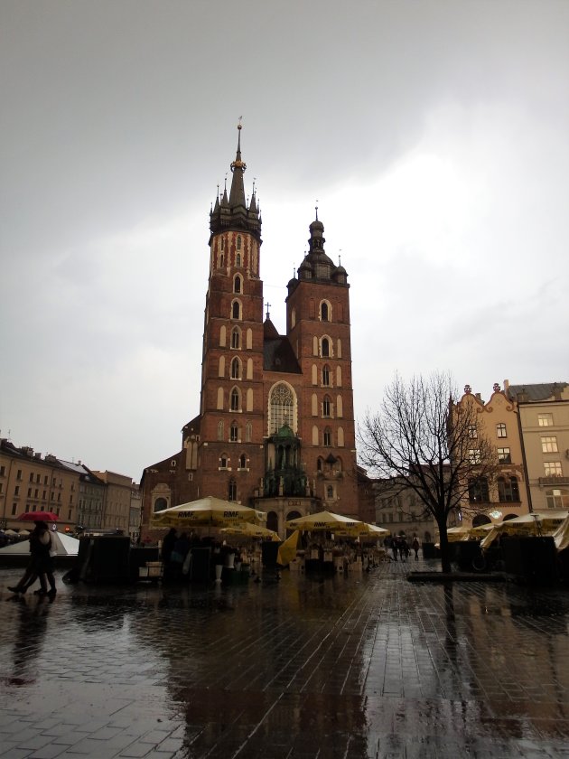 Krakau - Polen - zicht op de Mariakerk in regencape