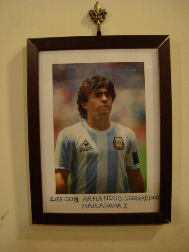Maradona nog steeds een voetbalheld in Napels 
