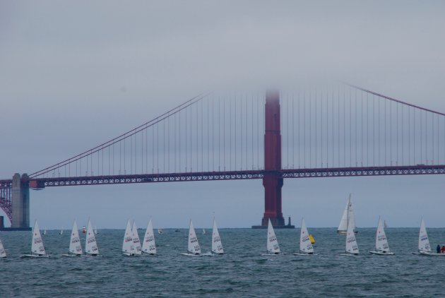Zeilrace onder de Golden Gate Bridge