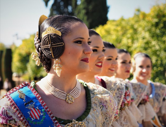 Andalusische dames op een rij