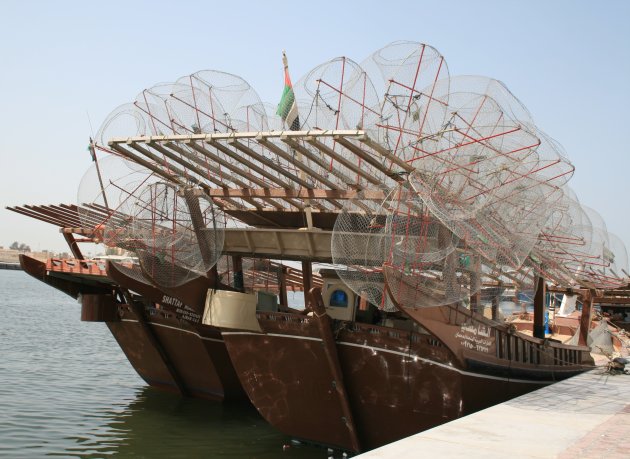 vissersboot met metalen visnetten