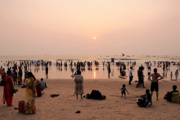 op het strand van Goa