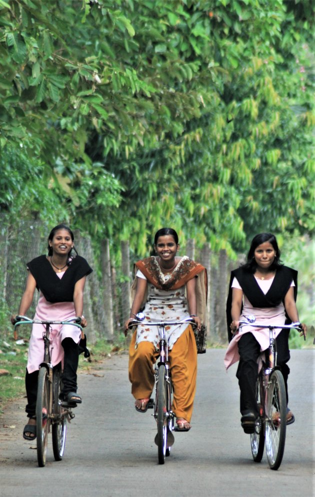 3 vrolijke fietsers