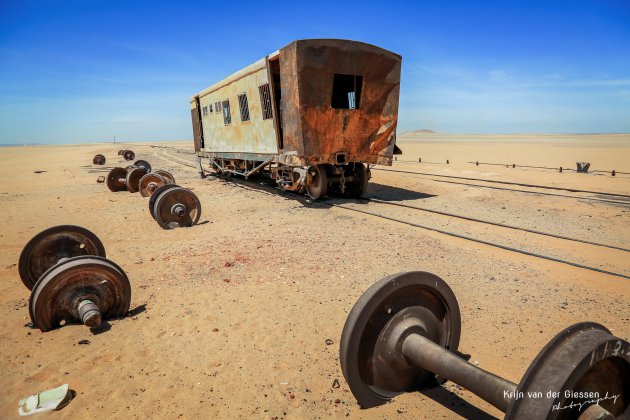 Afgedankte trein in Nubische woestijn